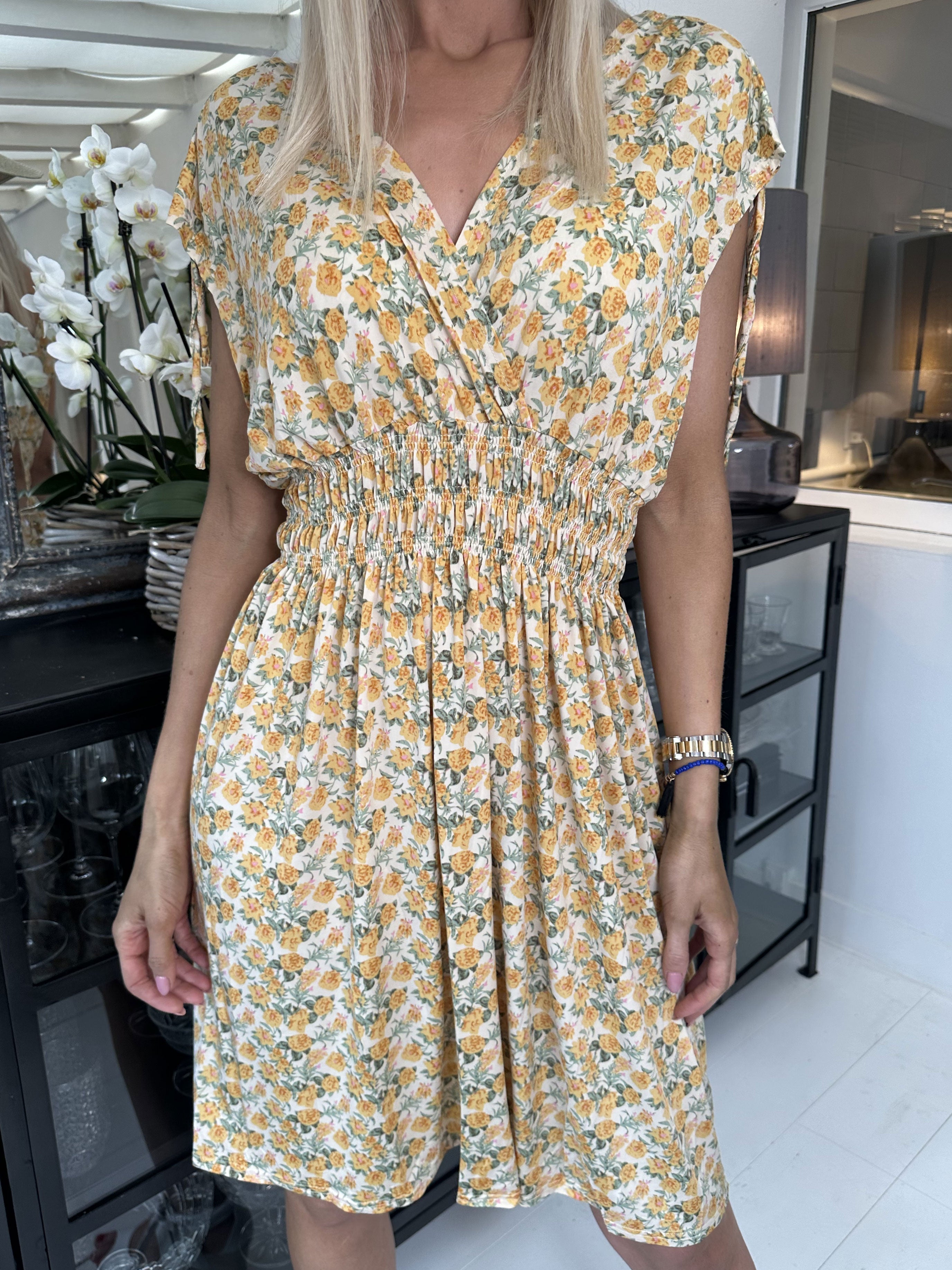 Pams Small Flower Short - Kort elastisk klänning i skrynkelfri tyg - White